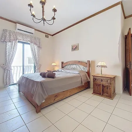 St Julians Entire House With Outdoor Space Holiday home Madliena